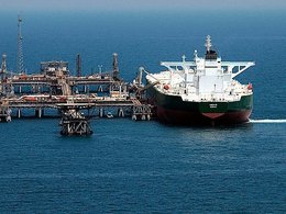Танкер с нефтью у причала