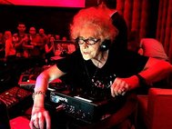 76-летняя DJ Wika Szmyt - признанный эксперт клубной музыки.