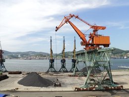 Каменный уголь ждет погрузки в порту Находка 