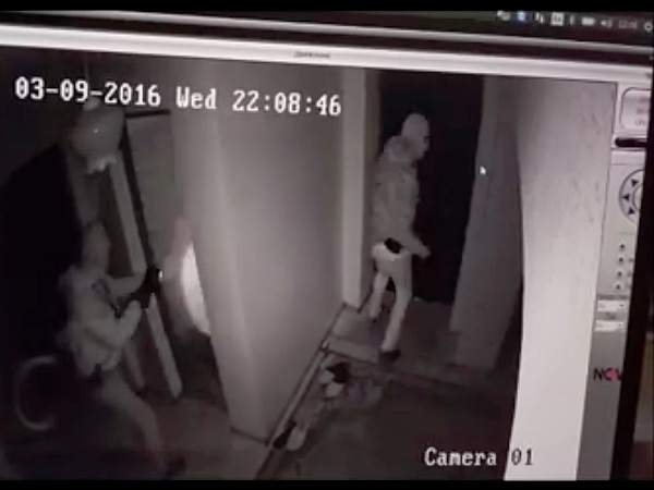 Вооруженный человек пытается выбить дверь внутри квартиры сводной мобильной группы в Яндаре (Ингушетия)