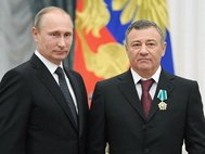 Владимир Путин награждает Аркадия Ротенберга орденом Дружбы. Кремль, 2013 год