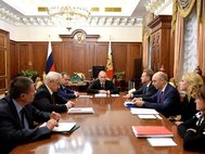 Владимир Путин на совещании по экономическим вопросам