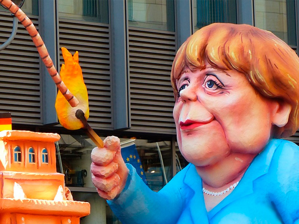 Фигура канцлера Ангелы Меркель на ежегодном параде скульптур.