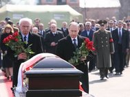 Прощание с телом Леха Качиньского в аэропорту Смоленска перед отправкой в Польшу