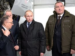 Владимир Путин и Дмитрий Рогозин осматривают авиадвигатель нового поколения на заводе в Нижнем Тагиле. 25 ноября 2015 года