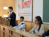 Анастасия Муталенко (справа) и Антон Гетта (за трибуной) на обучающих семинарах  в Крыму 17 июля 2015
