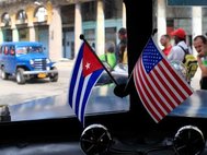 Флаги США и Кубы в гаванском автобусе
