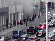 Задымление у входа на станцию метро в Брюсселя после взрыва