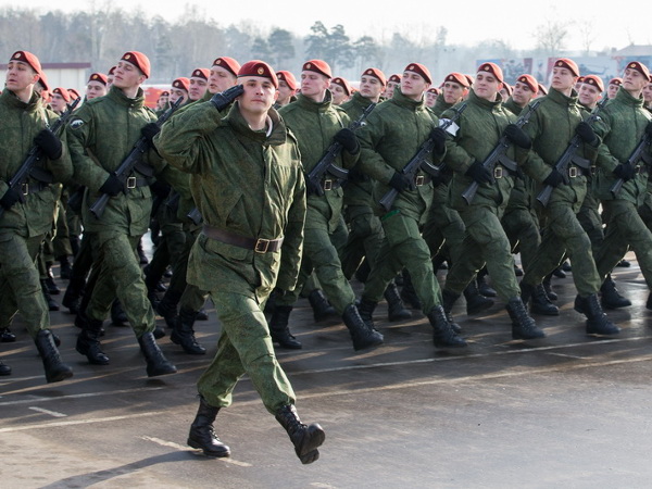 Подготовка парадного расчета внутренних войск МВД России к военному параду 9 мая. Московская область, 11 марта 2016
