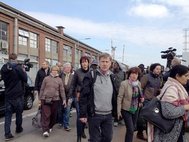 Пассажиры покидают аэропорт Брюсселя после взрывов 22 марта