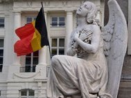 Флаг Бельгии у здания Бундестага в Берлине