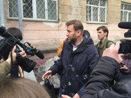 Алексея Навального закидали пирожными в Новосибирске