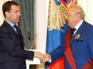 Дмитрий Медведев вручает звезду ордена «За заслуги перед Отечеством» I степени Зурабу Церетели. 2010