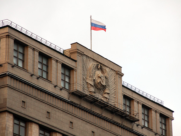 Здание Госдумы и флаг России