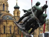 Памятник советским солдатам в Польше во время демонтажа