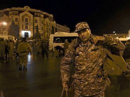 Степанакерт, 4 апреля 2016. Доброволец из "Еркрапа" на центральной площади города.