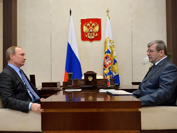 Владимир Путин и глава Росархива Андрей Артизов