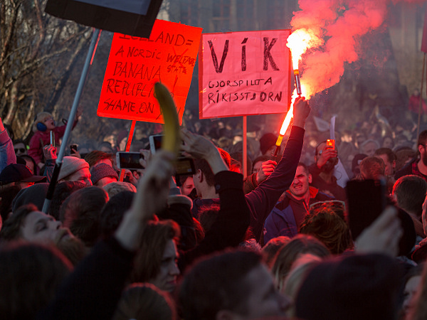 Протест в Рейкьявике 4 апреля 2016: исландцы сравнивают свою страну с "банановой республикой"