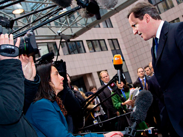 Премьер-министр Британии Дэвид Кэмерон перед журналистами
