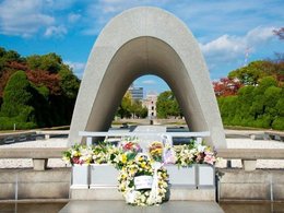 Мемориал в городе Хиросима с венками возложенными участниками саммита G7