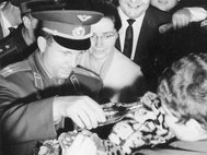 Юрий Гагарин поит тигренка в зоопарке. Фото:Bundesarchiv, Bild 183-B1020-0001-033 / Kohls, Ulrich / CC-BY-SA 3.0