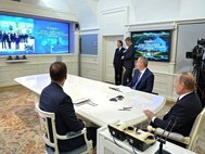 Телемост Владимира Путина с МКС и космодромом Восточный