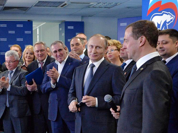 Владимир Путин и Дмитрий Медведев на встрече с участниками предварительного голосования партии «Единая Россия» 20 апреля 2016 года