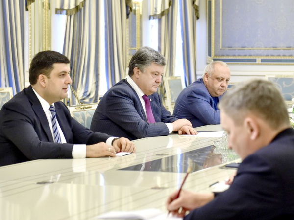 Владимир Гройсман и Петр Порошенко во время встречи с Лешеком Бальцеровичем и Иваном Миклошем. 22 апреля 2016 года