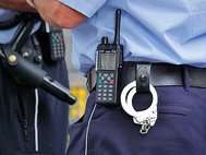 Наручники у полицейского