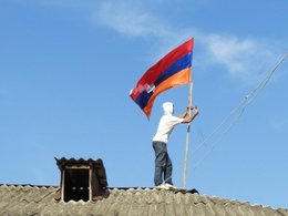 Нагорный Карабах, село Нор-Сейсулан. Флаг на крыше местной администрации