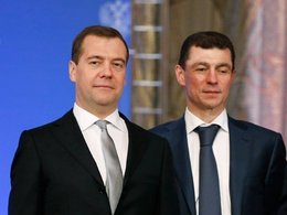 Глава правительства РФ Дмитрий Медведев с министром труда Максимом Топилиным. Архивное фото