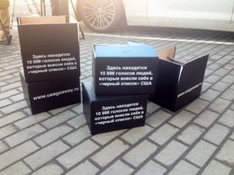 "Народная" реакция на санкции: инсталляция на пикете у посольства США в Москве, 2014 год.