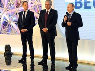 Владимир Путин (справа) поздравляет ВГТРК