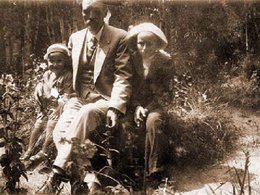 П. Е. Степанов с сыновьями на даче