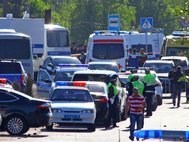 Машины полиции и "Скорой помощи" у ворот Хованского кладбища. 14 мая 2016 года.   