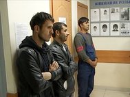 Задержанные во время драки на Хованском кладбище ожидают допроса в отделении полиции. 14 мая 2016