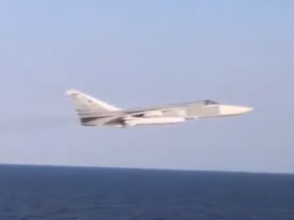 Пролет Су-24 над эсминцем США