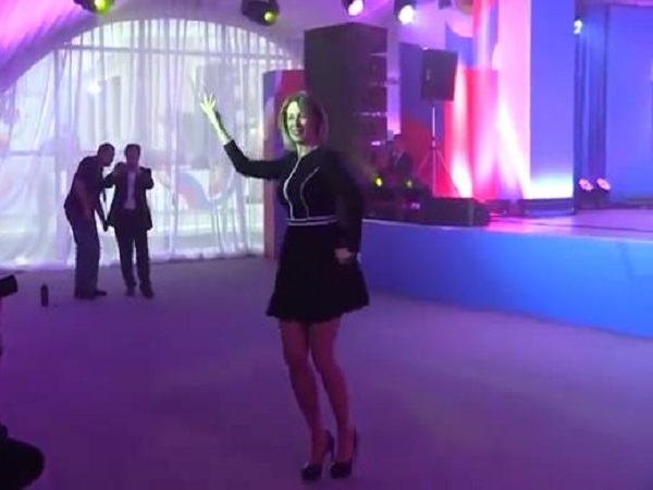 Мария Захарова танцует «Калинку»