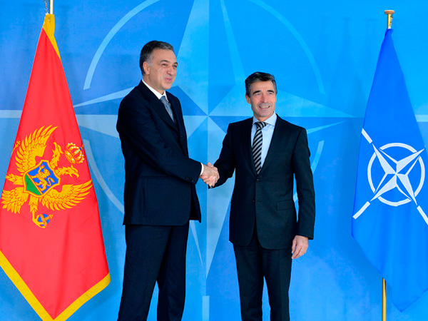 Премьер-министр Черногории Мило Дуканович и генеральный секретарь НАТО Йенс Столтенберг