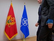Подписание документов представителя НАТО и Черногории