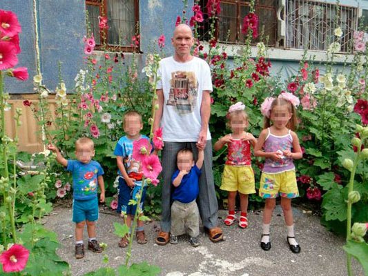 Олег Белов со своими детьми