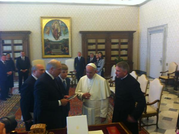 Николай Лукашенко между отцом и папой Римским