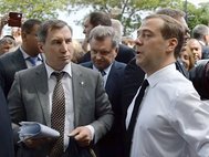 Дмитрий Медведев во время разговора о пенсиях с жительницей Феодосии. Скриншот видео.