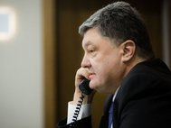 Петр Порошенко во время телефонных переговоров в "нормандском" формате.