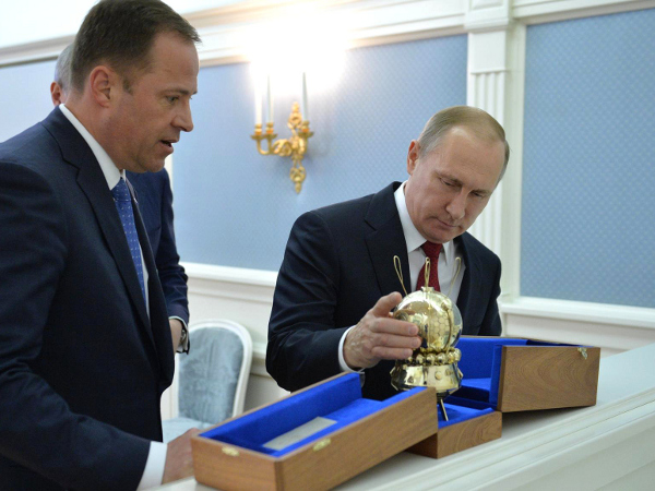 Владимир Путин с главой "Роскосмоса" Игорем Комаровым