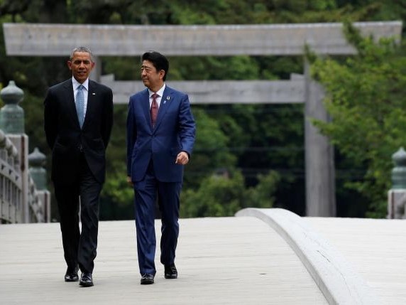 Барак Обама (слева) и Синдзо Абэ в храме Исэ