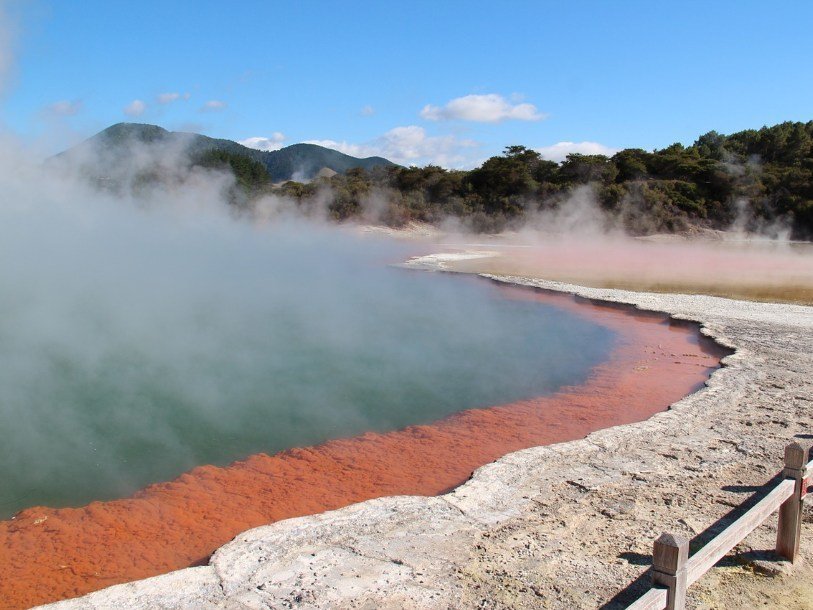 Вулканическое озеро в Роторуа, Новая Зеландия