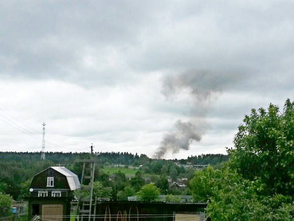 Дым на месте падения истребителя СУ-27 в деревне Артемово.
