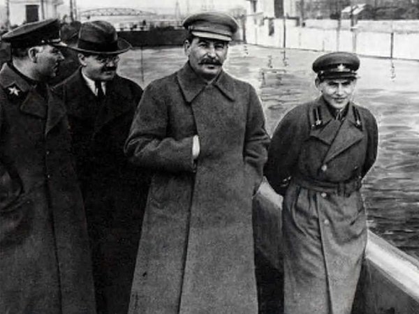 К.Е. Ворошилов, В.М. Молотов, И.В. Сталин и Н.И. Ежов на канале Москва - Волга, 1937