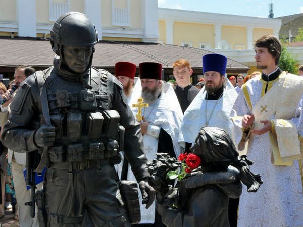 Памятник «вежливым людям» в Крыму